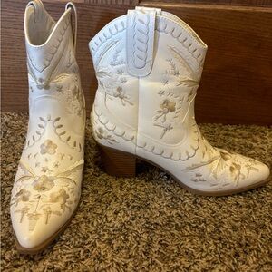 MIA White Flower Ankle Boots